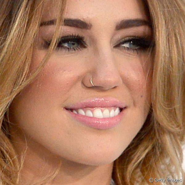 Com boca rosada e olhos pretos, a cantora participou do Billboard Music Awards 2012